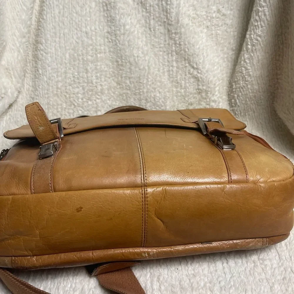 Kenneth Cole Reaction Leather tan Messenger / laptop Bag silver tone Hardwares.